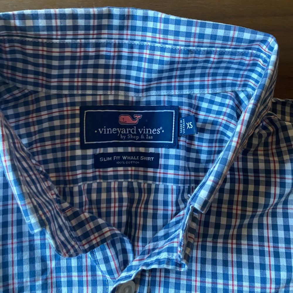 Men’s Xs Vineyard Vines button down shirt.